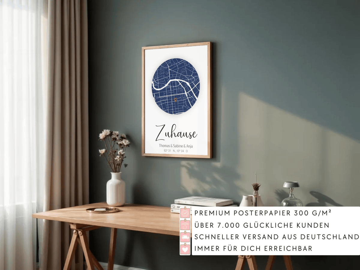 Personalisiertes Stadtkartenposter „Zuhause“ – Runde Karte in Dunkelblau mit Namen & Koordinaten | Familienposter Little Mathilda Little Mathilda Poster
