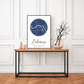 Personalisiertes Stadtkartenposter „Zuhause“ – Runde Karte in Dunkelblau mit Namen & Koordinaten | Familienposter Little Mathilda Little Mathilda Poster