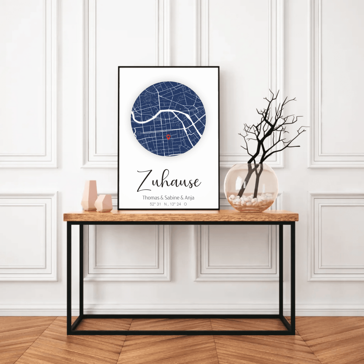 Personalisiertes Stadtkartenposter „Zuhause“ – Runde Karte in Dunkelblau mit Namen & Koordinaten | Familienposter Little Mathilda Little Mathilda Poster
