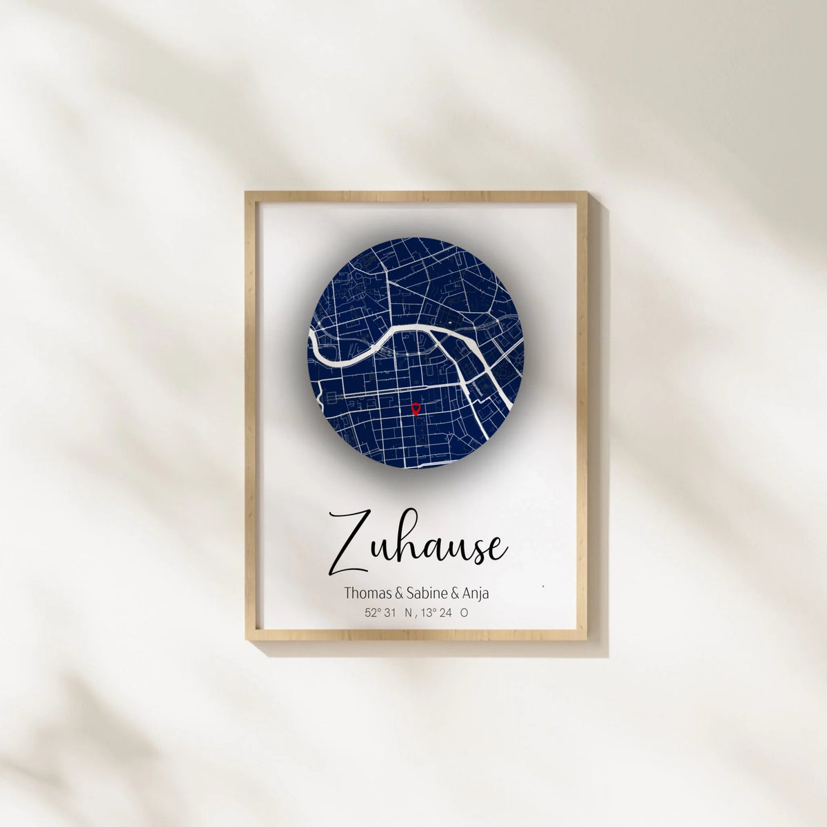 Personalisiertes Stadtkartenposter „Zuhause“ – Runde Karte in Dunkelblau mit Namen & Koordinaten | Familienposter Little Mathilda Little Mathilda Poster
