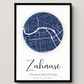 Personalisiertes Stadtkartenposter „Zuhause“ – Runde Karte in Dunkelblau mit Namen & Koordinaten | Familienposter Little Mathilda Little Mathilda Poster