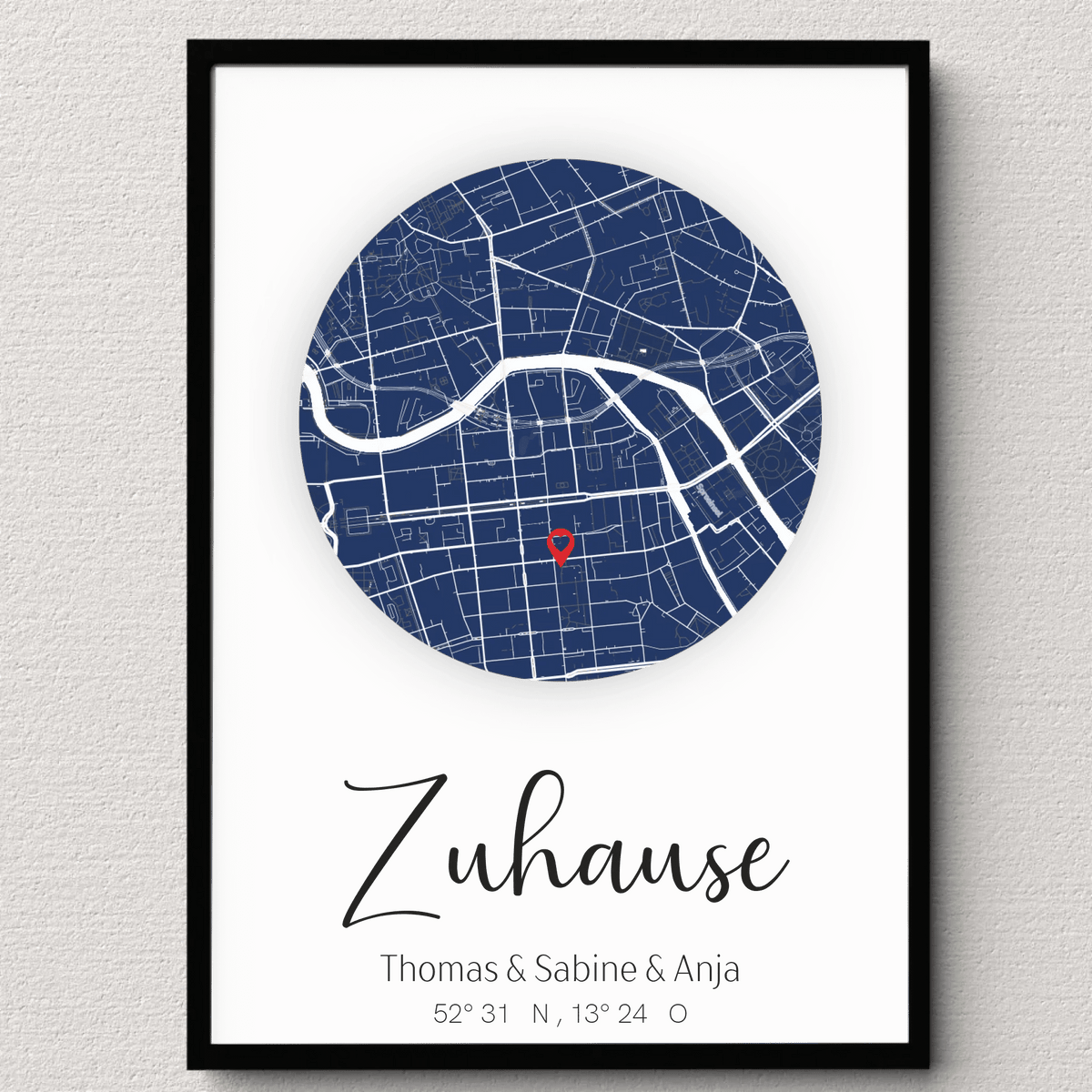 Personalisiertes Stadtkartenposter „Zuhause“ – Runde Karte in Dunkelblau mit Namen & Koordinaten | Familienposter Little Mathilda Little Mathilda Poster