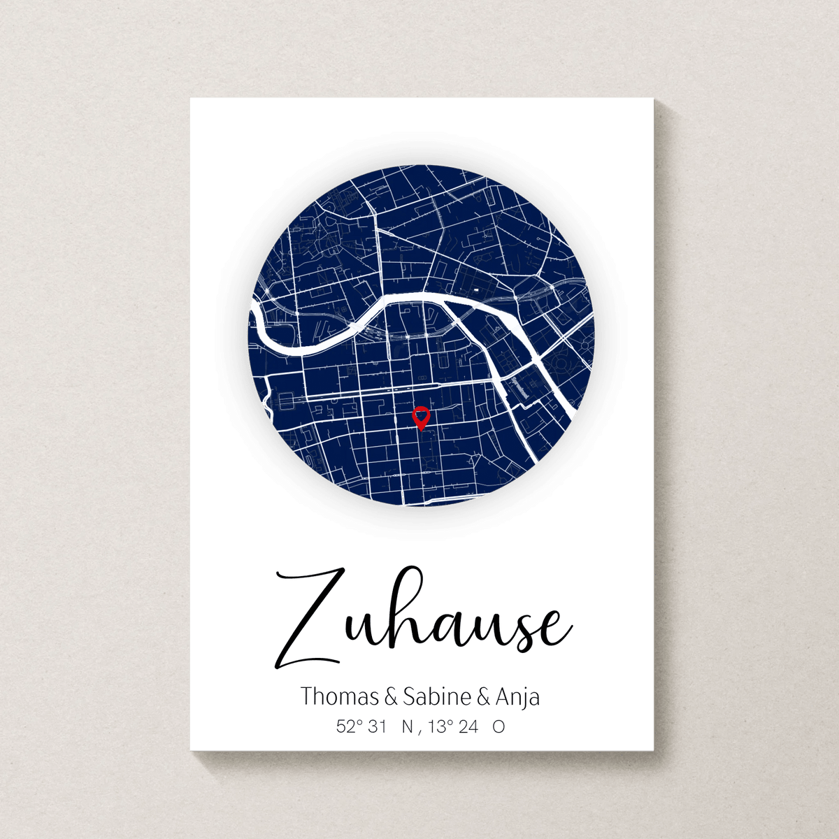 Personalisiertes Stadtkartenposter „Zuhause“ – Runde Karte in Dunkelblau mit Namen & Koordinaten | Familienposter Little Mathilda Little Mathilda Poster