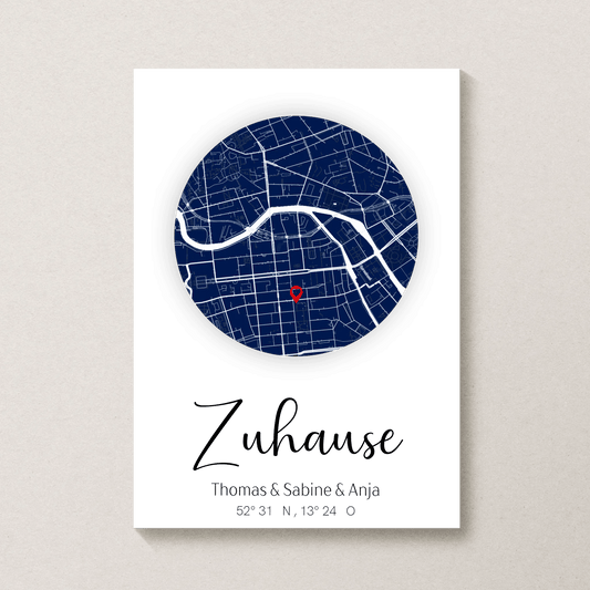 Personalisiertes Stadtkartenposter „Zuhause“ – Runde Karte in Dunkelblau mit Namen & Koordinaten | Familienposter Little Mathilda Little Mathilda Poster