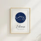 Personalisiertes Stadtkartenposter „Zuhause“ – Runde Karte in Dunkelblau mit Namen & Koordinaten | Familienposter Little Mathilda Little Mathilda Poster