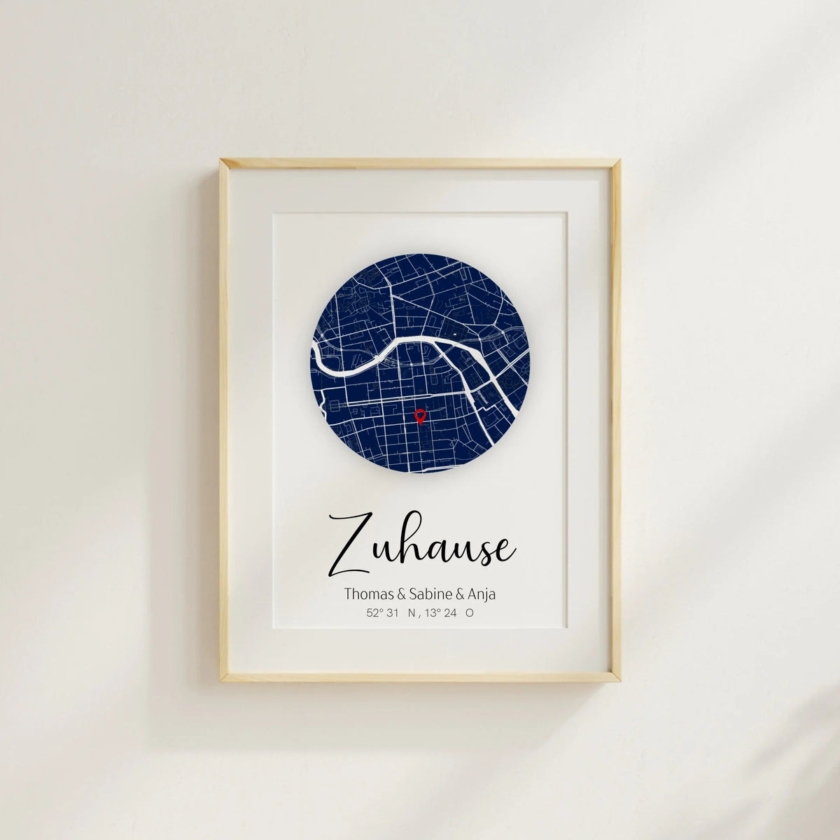 Personalisiertes Stadtkartenposter „Zuhause“ – Runde Karte in Dunkelblau mit Namen & Koordinaten | Familienposter Little Mathilda Little Mathilda Poster