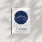 Personalisiertes Stadtkartenposter „Zuhause“ – Runde Karte in Dunkelblau mit Namen & Koordinaten | Familienposter Little Mathilda Little Mathilda Poster
