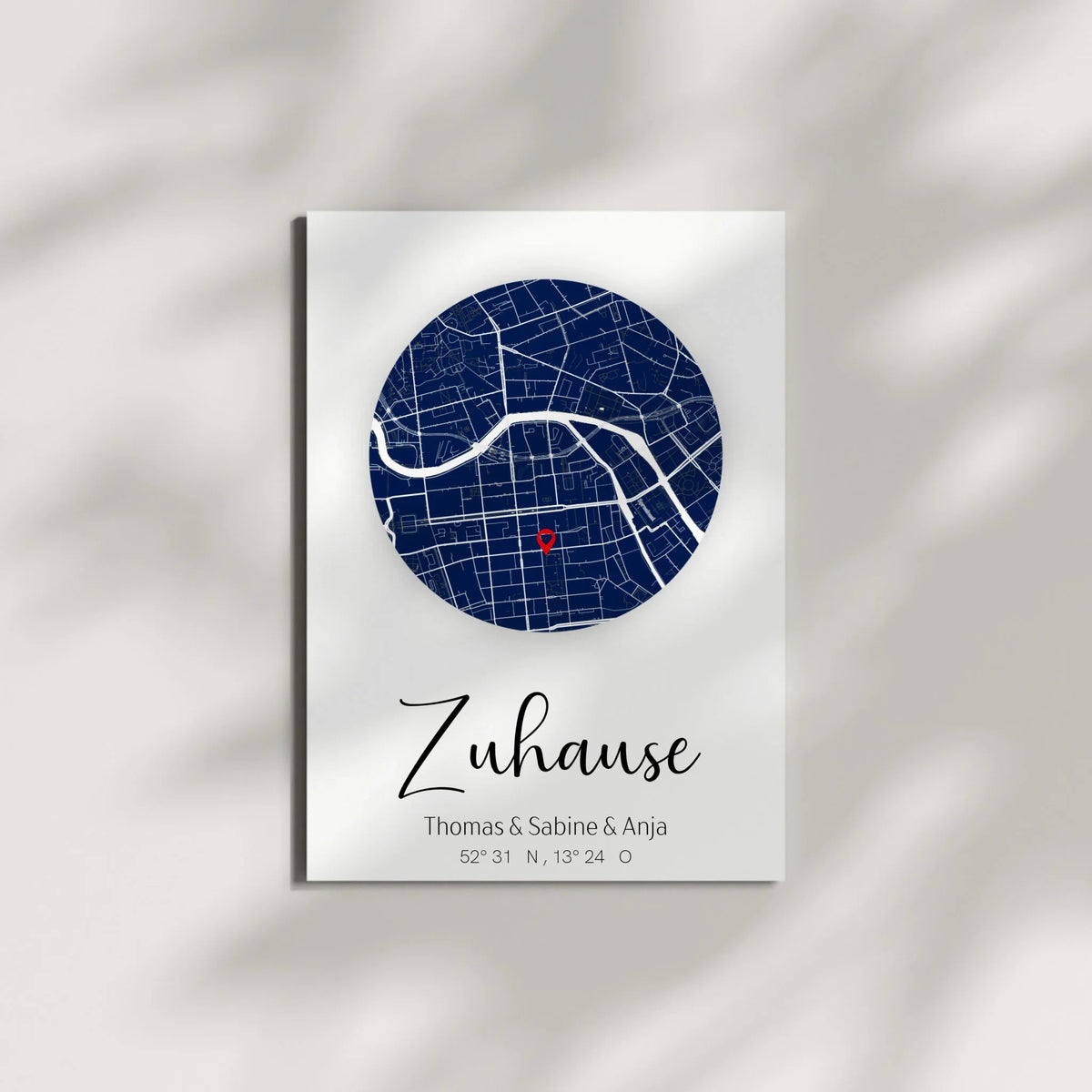 Personalisiertes Stadtkartenposter „Zuhause“ – Runde Karte in Dunkelblau mit Namen & Koordinaten | Familienposter Little Mathilda Little Mathilda Poster