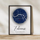 Personalisiertes Stadtkartenposter „Zuhause“ – Runde Karte in Dunkelblau mit Namen & Koordinaten | Familienposter Little Mathilda Little Mathilda Poster