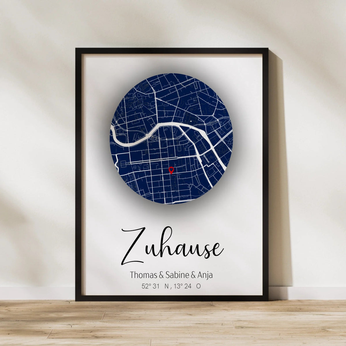 Personalisiertes Stadtkartenposter „Zuhause“ – Runde Karte in Dunkelblau mit Namen & Koordinaten | Familienposter Little Mathilda Little Mathilda Poster