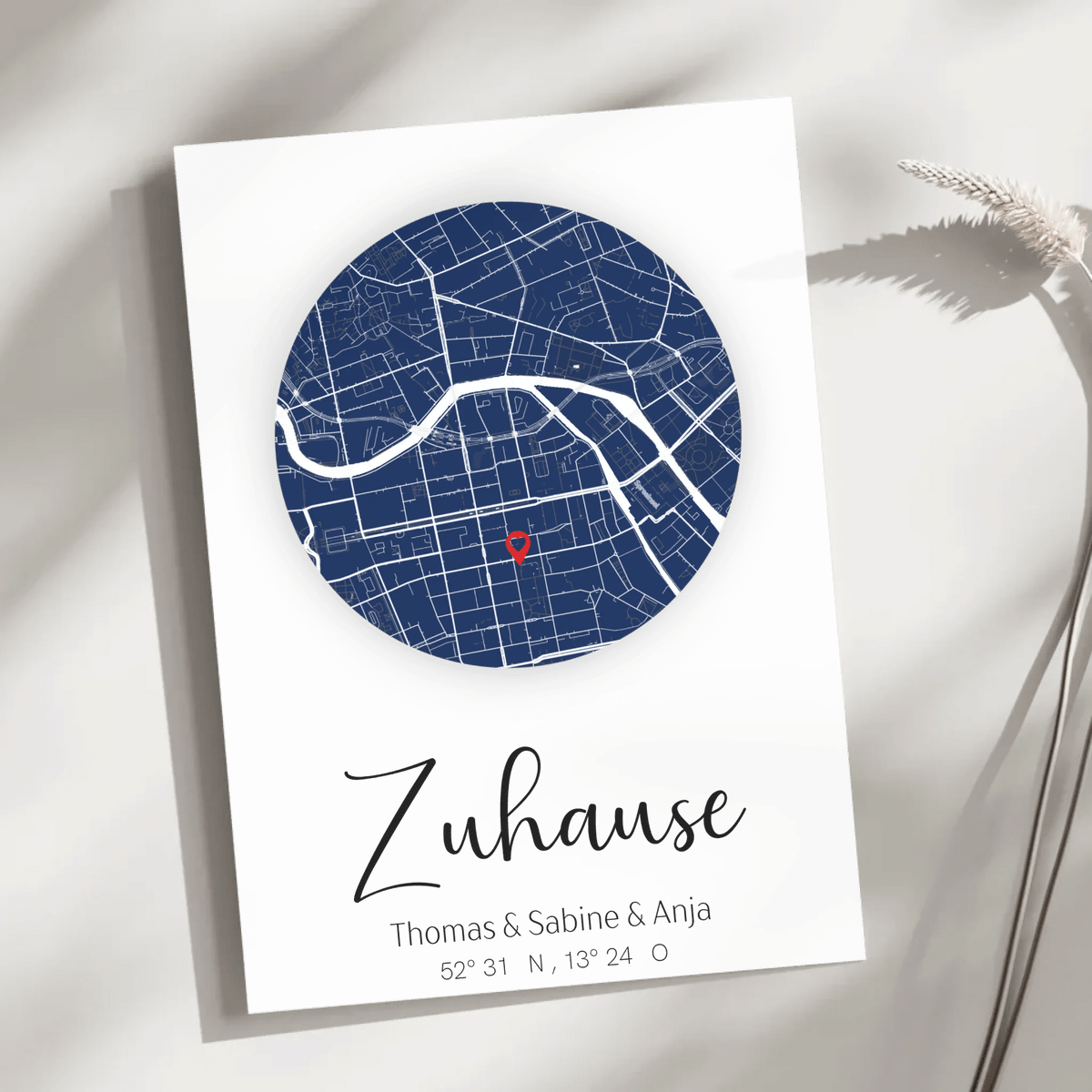 Personalisiertes Stadtkartenposter „Zuhause“ – Runde Karte in Dunkelblau mit Namen & Koordinaten | Familienposter Little Mathilda Little Mathilda Poster