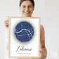 Personalisiertes Stadtkartenposter „Zuhause“ – Runde Karte in Dunkelblau mit Namen & Koordinaten | Familienposter Little Mathilda Little Mathilda Poster