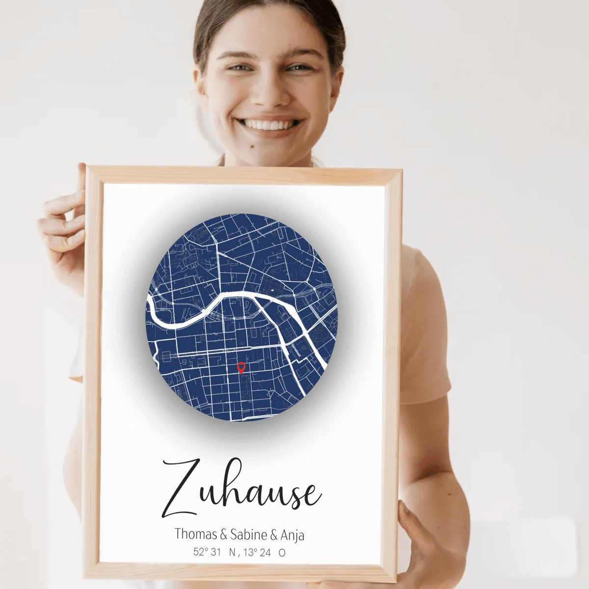 Personalisiertes Stadtkartenposter „Zuhause“ – Runde Karte in Dunkelblau mit Namen & Koordinaten | Familienposter Little Mathilda Little Mathilda Poster