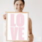 Typografie-Poster „LOVE“ – Modernes Fotoposter Little Mathilda Little Mathilda Poster