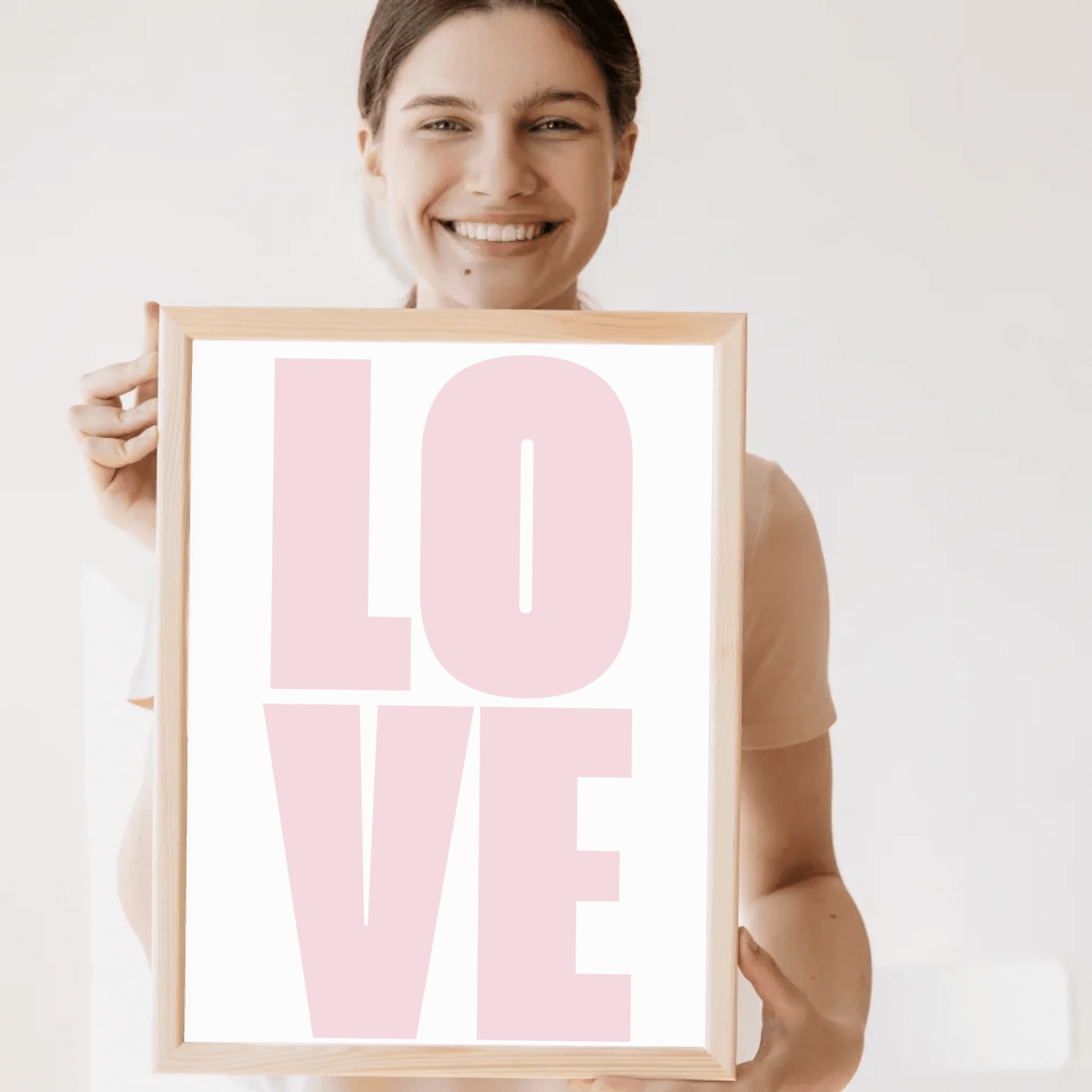 Typografie-Poster „LOVE“ – Modernes Fotoposter Little Mathilda Little Mathilda Poster