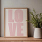 Typografie-Poster „LOVE“ – Modernes Fotoposter Little Mathilda Little Mathilda Poster