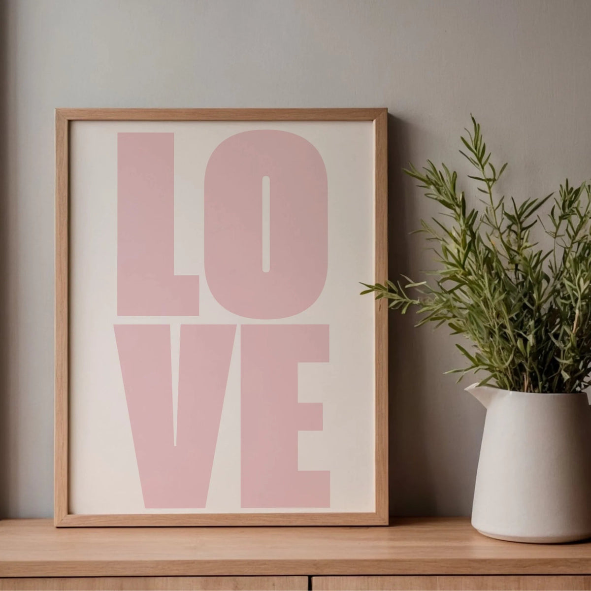 Typografie-Poster „LOVE“ – Modernes Fotoposter Little Mathilda Little Mathilda Poster