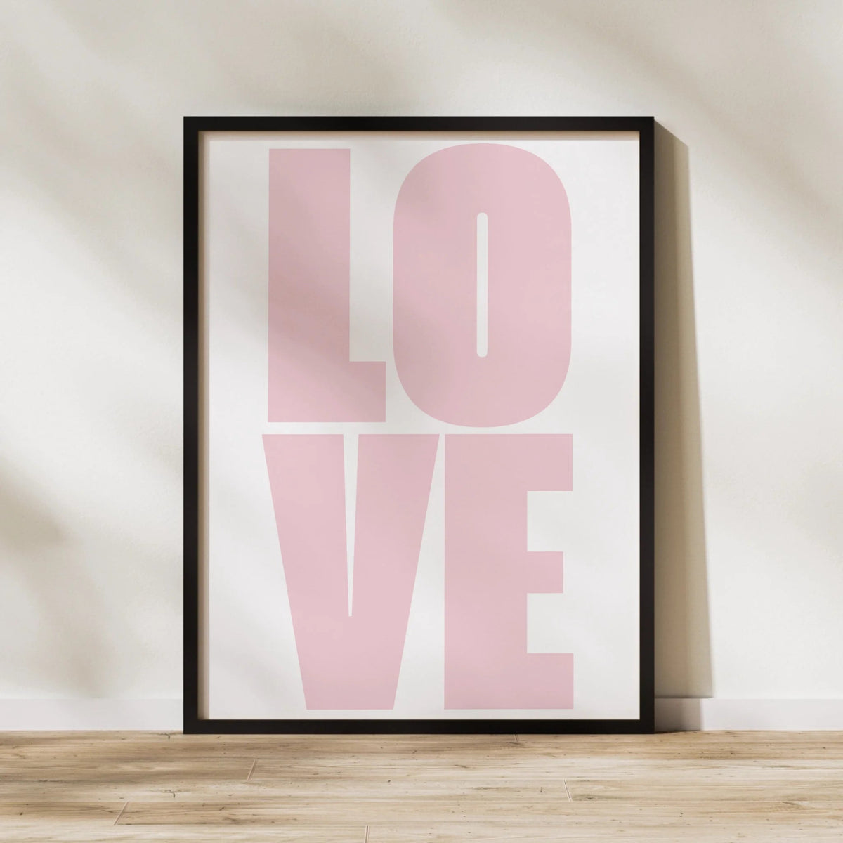Typografie-Poster „LOVE“ – Modernes Fotoposter Little Mathilda Little Mathilda Poster